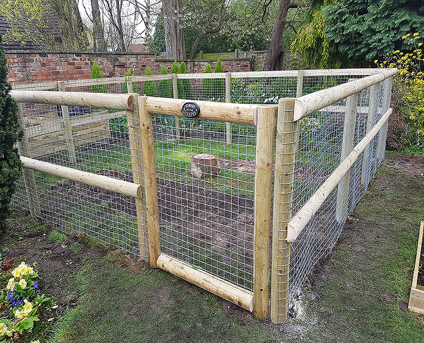 bespoke dog and chicken pens 01 tatton fencing